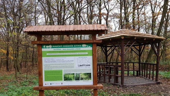 Nad Líščím údolím v Karlovej Vsi je nový náučný chodník s altánkom a piknikovým miestom