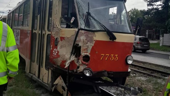 Nehoda: Na Račianskej sa zrazil kamión s električkou