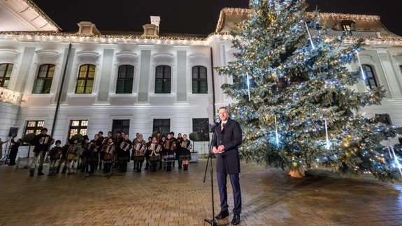 Pellegrini rozsvietil pred svojim sídlom vianočný stromček