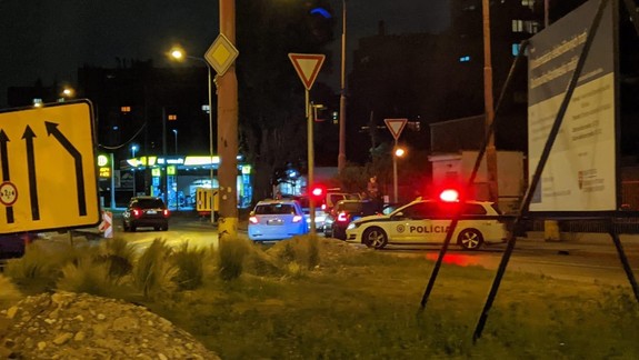 Dráma v Karlovej Vsi: Vodič unikal po chodníku, policajti strieľali