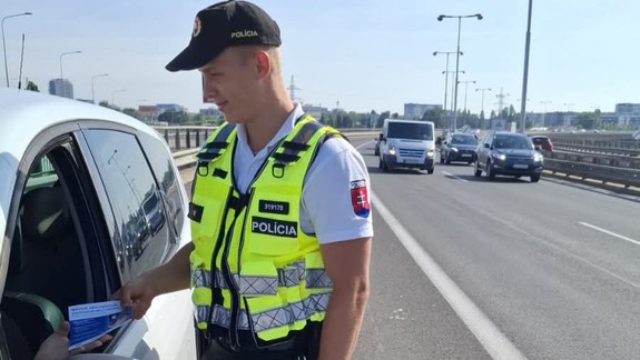 Policajti v Bratislave sa zamerajú na povinnosť vytvárania záchranárskej uličky