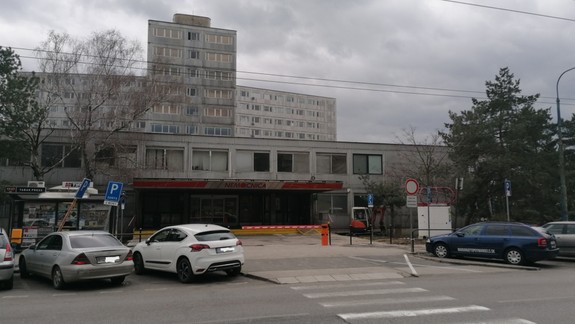 Ďalší zdravotníci v karanténe: Lekár, ktorý predtým operoval pacienta na Kramároch, má koronavírus