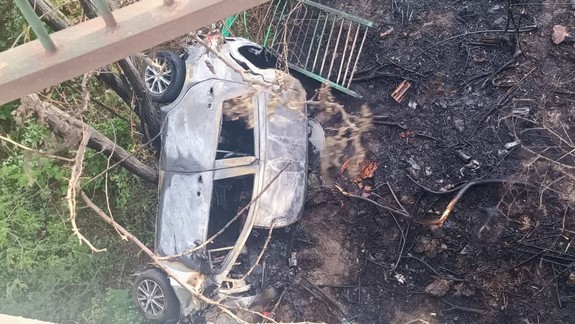Tragická nehoda vo Vajnoroch: Vodič spadol s autom pod premostenie, auto následne zhorelo