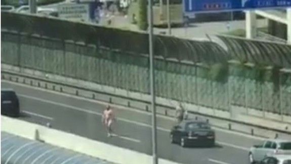 Na diaľničnom obchvate vyčínal nahý muž - zasahovať museli policajti