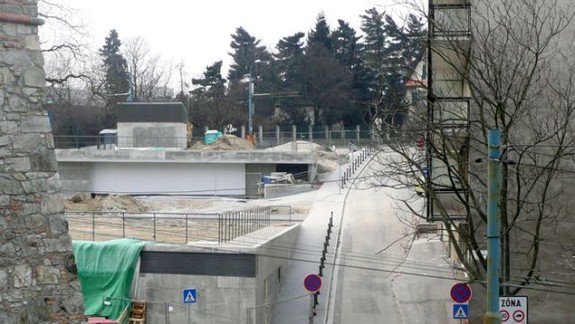Výstavba podzemnej hromadnej garáže finišuje, na streche bude zelený park