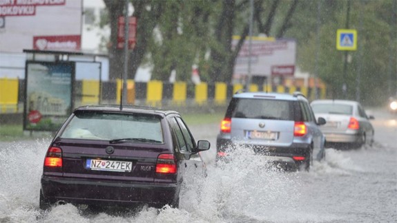 Bratislavou sa dnes popoludní prehnala silná búrka