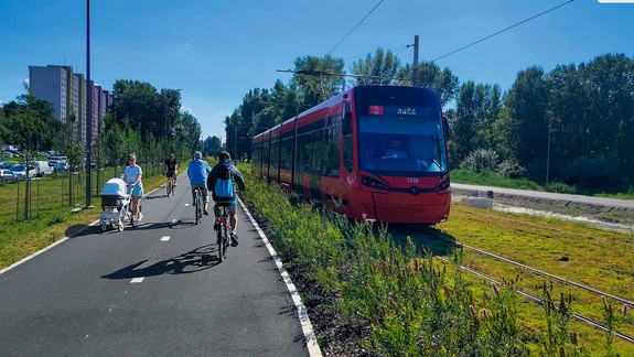 Vyskúšali sme: Ako sa jazdí na bicykli popri novej električke v Petržalke?