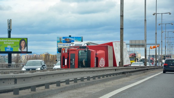 VIDEO: Na Prístavnom moste vietor prevrátil kamión, v Lamači odtrhol strechu školy