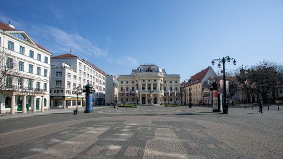 Pohľad na Hviezdoslavovo námestie z výšky: Viete, aký erb vytvára jeho dlažba?