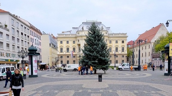 FOTO: Na Hviezdoslavovom námestí už stojí stromček. Takto ho osadili