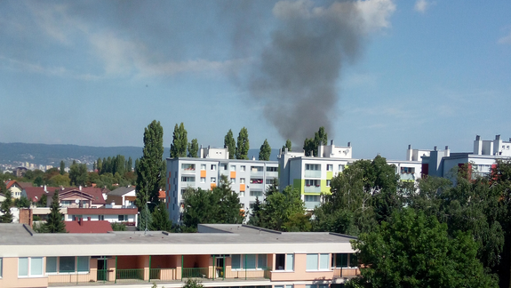 VIDEO: V Ružinove horí odpad v opustenej budove - na mieste sú už hasiči