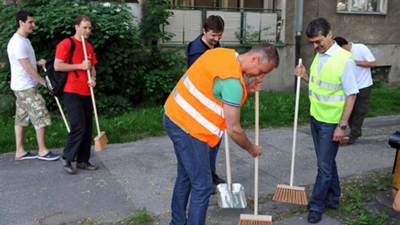 Košický primátor dnes v Bratislave upratoval Košickú ulicu