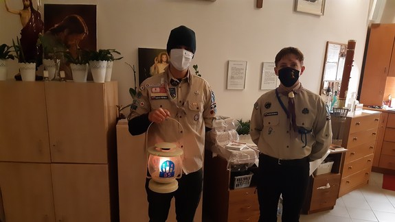 FOTO: Skauti priniesli Betlehemské svetlo už aj do Dúbravky