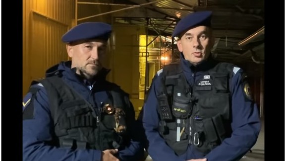 VIDEO: Mestskí aj štátni policajti hliadkujú v centre a vyháňajú ľudí z barov