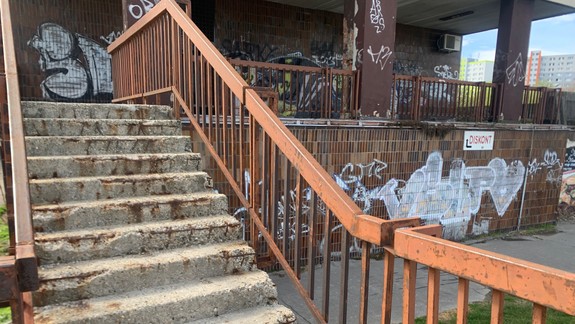 Terasy pri panelákoch sa mali rekonštruovať. S dotačnou schémou mesta to však dopadlo smutne