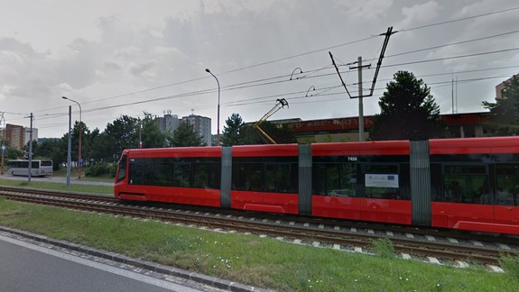 Muž v sychravom počasí kráčal oproti električke: Tá do neho narazila