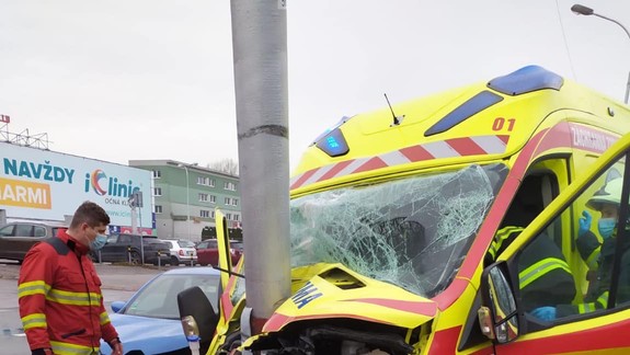 Smerom z Mlynskej doliny na Patrónku mala nehodu sanitka