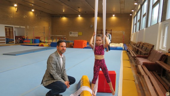 FOTO: Novomestský starosta Rudolf Kusý chce, aby mala malá gymnastka Nika kde pokračovať v kariére...