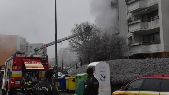 FOTO: Požiar po výbuchu v byte v Starom Meste: Plamene sa rozšírili na dve poschodia, obyvateľov hasiči evakuovali