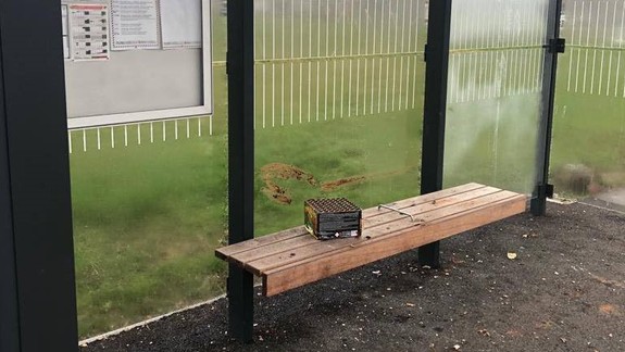 VIDEO Neuveriteľný primitivizmus: Zastávku MHD zdemolovali pyrotechnikou a natreli výkalmi