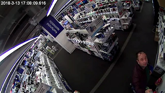FOTO: Z predajne elektroniky odchádzal muž s úsmevom a teraz ho polícia hľadá pre podozrenie z krádeže dvoch mobilov