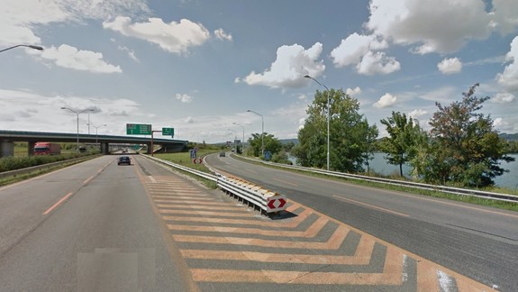 Na D1 pri Vajnoroch narazil nákladiak do zvodidiel