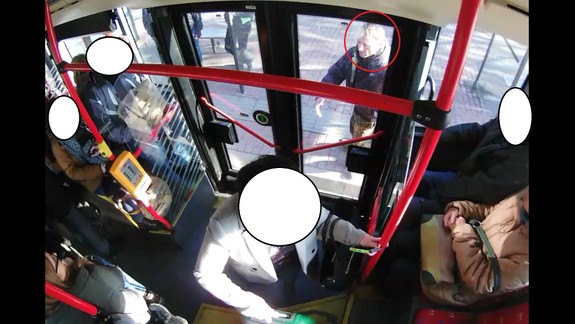 VIDEO: Nepoznáte ho? Výtržník rozbil dvere autobusu MHD
