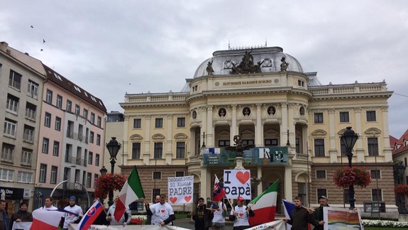 FOTO: V hlavnom meste sa dnes pochodovalo za práva otcov