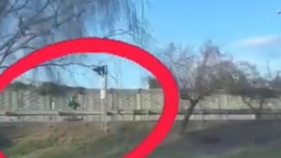 VIDEO poriadne nebezpečnej jazdy: Polícia upozorňuje! Diaľnicu môžu využívať len motorové vozidlá, kolobežkári na ňu nesmú