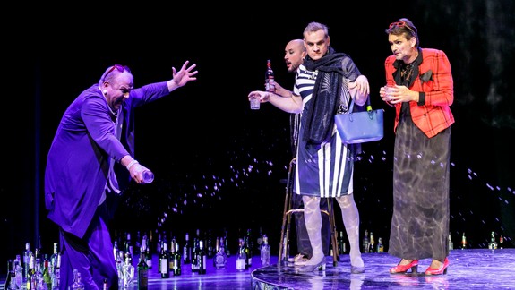 Divadlo Aréna otvára v novej inscenácii tému alkoholizmu, štvoricu žien hrajú muži