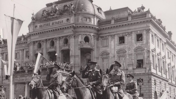 FOTO: Takto sa v Bratislave oslavoval v roku 1945 koniec druhej svetovej vojny