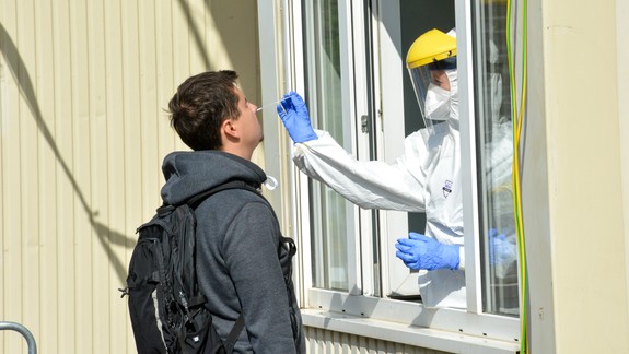 Koronavírus: Za sobotu pribudlo po oboch typoch testovania cez 3-tisíc nových prípadov