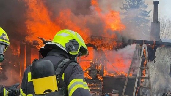 V lokalite Žabí majer zhorela záhradná chatka, požiar sa rozšíril aj na susedný pozemok