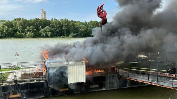Poznáte muža na fotografii? Polícia ho hľadá v súvislosti s požiarom podniku Pink Whale