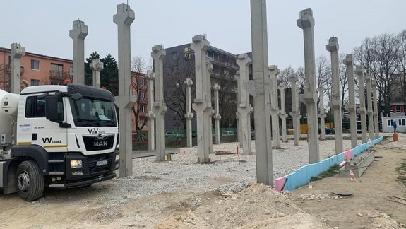 Základy dvoch nových pavilónov ZŠ Medzilaborecká sú už hotové, triedy sa otvoria v septembri
