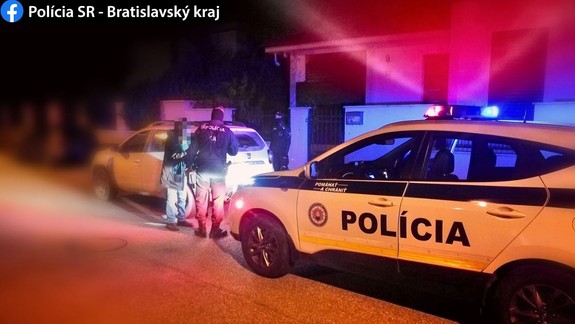 Policajti ukončili v Slovenskom Grobe podozrivú nočnú jazdu dvoch Španielov - čoho sa dopustili?
