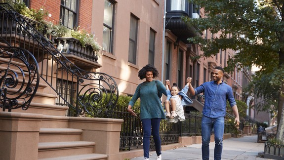 Štýlová rodinka na prechádzke – 3 nápady na outfit pre mamu aj dcérku