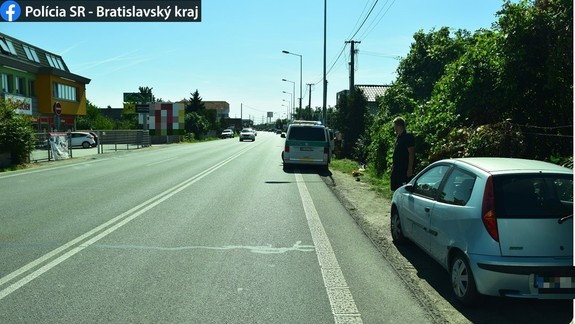 Hľadajú svedkov: Nevideli ste náhodou túto nehodu? Vodič pri nej zrazil chodca