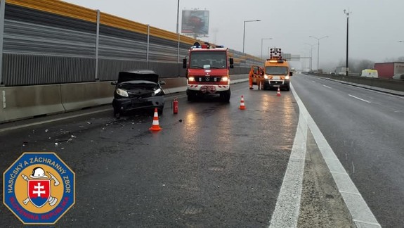 Na diaľnici D2 sa dopoludnia zrazili dve autá