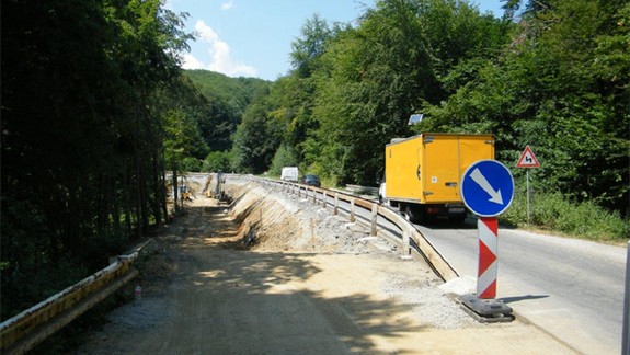 Cesta pri Pezinskej Babe bude počas víkendu na niekoľko hodín uzavretá