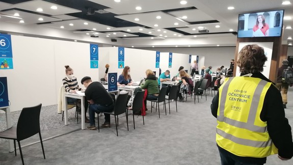 Spustili očkovanie 4. dávkou vakcíny proti COVID-19 pre ľudí nad 50 rokov. Máte záujem?