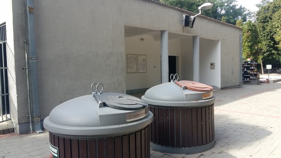 Amatérska chyba: Katastrofálne umiestnené kontajnery na cintoríne presťahujú