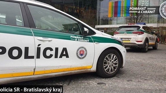 Polícia už vypátrala anonyma, ktorý nahlásil bomby v nákupných centrách - išlo o 23-ročného mladíka...