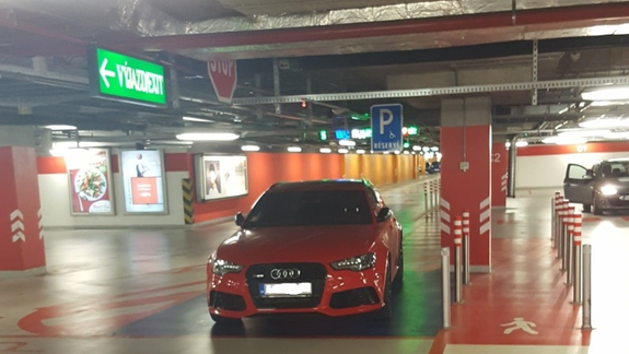FOTO: Dá sa na prázdnom parkovisku v nákupnom centre nájsť lepšie miesto?