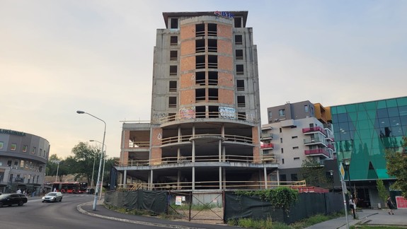 Koniec nekonečného príbehu? Hotel Alibaba v Karlovej Vsi po rokoch dostavajú