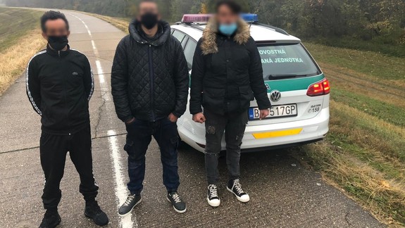 Neďaleko Mosta SNP zadržali trojicu migrantov