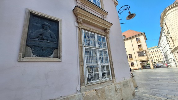 Všimli ste si tento reliéf? Je pamiatkou na učenca, ktorého zabila zrejme nenávisť