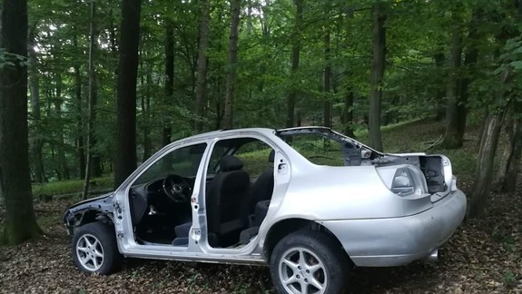 Vrak auta v lese nad Račou: Policajti odhalili, kto ho tam asi odpratal