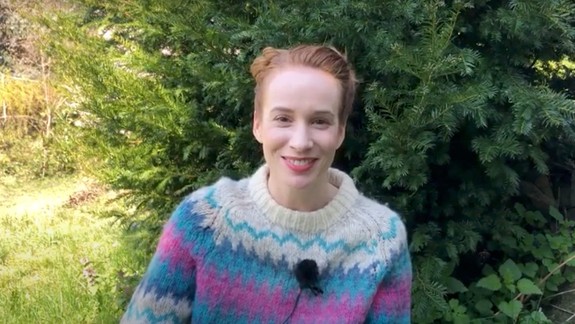 Herci čítajú deťom, hudobníci hrajú, tanečníci cvičia.