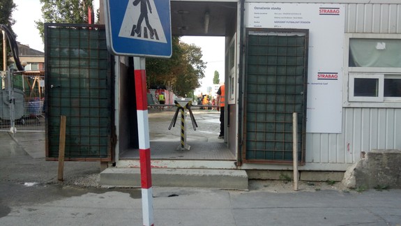 Neverili by ste, cez čo musia prejsť robotníci, ktorí stavajú Národný futbalový štadión!